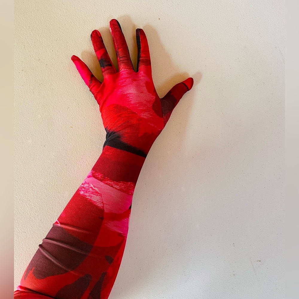 ELOQUI Full Length Red Abstract Stretch Mesh Gloves - Picture 8 of 11